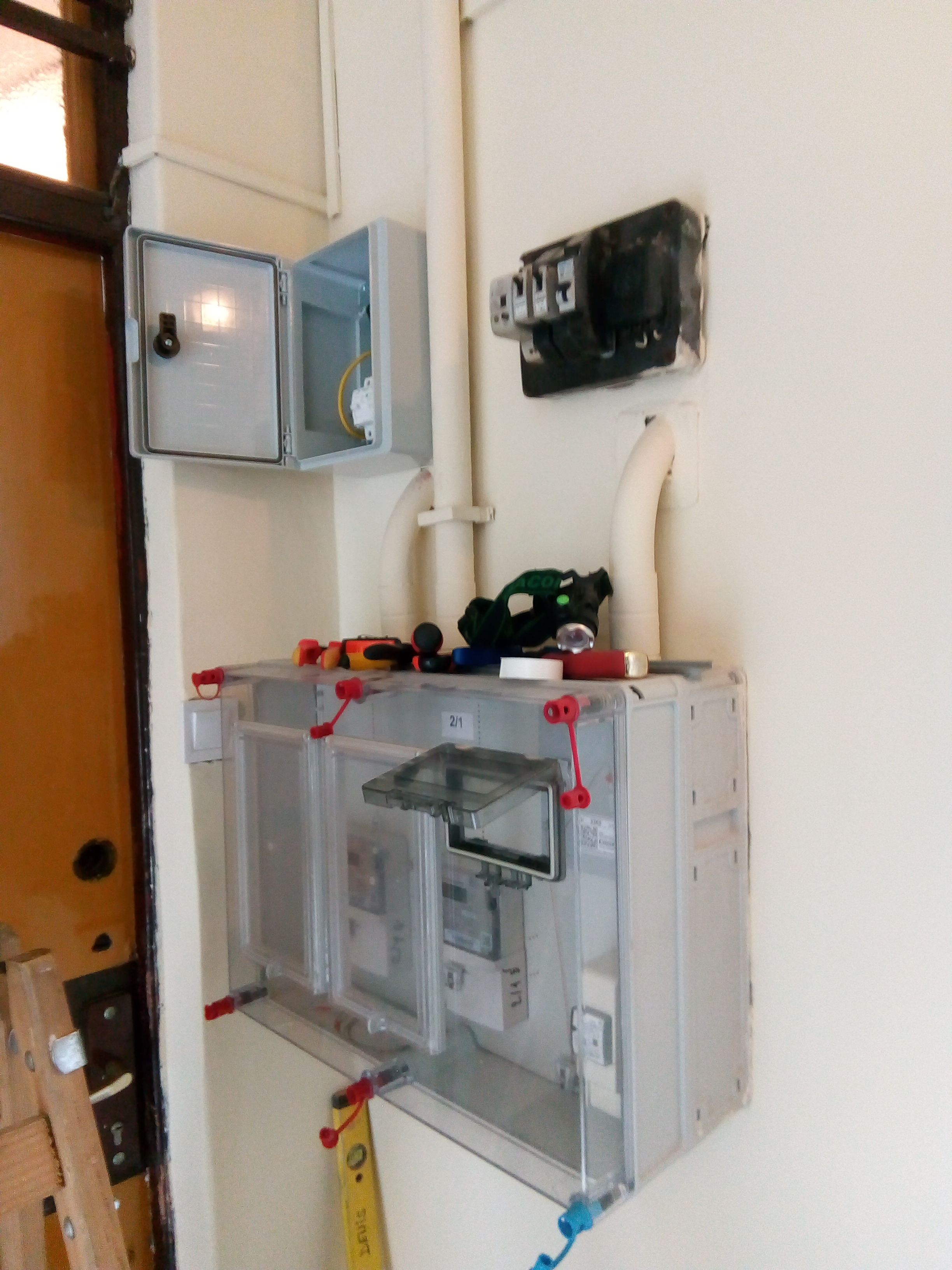 Folyósói elosztó zárható doboz - HA A SZOMSZÉD LENYOMKODJA A FOLYOSÓN LÉVŐ ELOSZTÓDAT, AKKOR ZÁRHATÓ DOBOZBA RAKOM