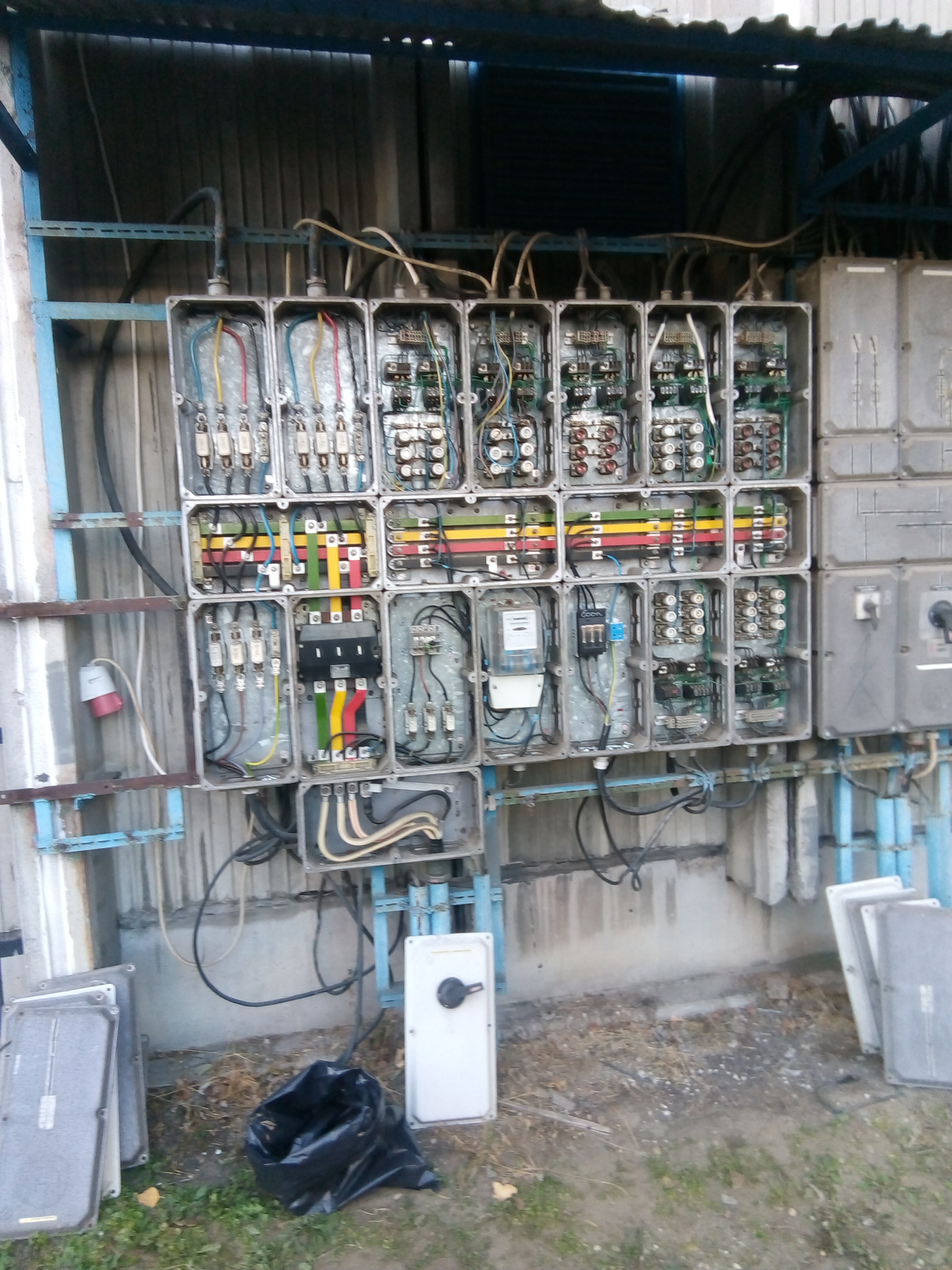 Kondorosi úti ipartelep elosztó felújítás - AZ ELAVULT FŐELOSZTÓ SZEKRÉNY