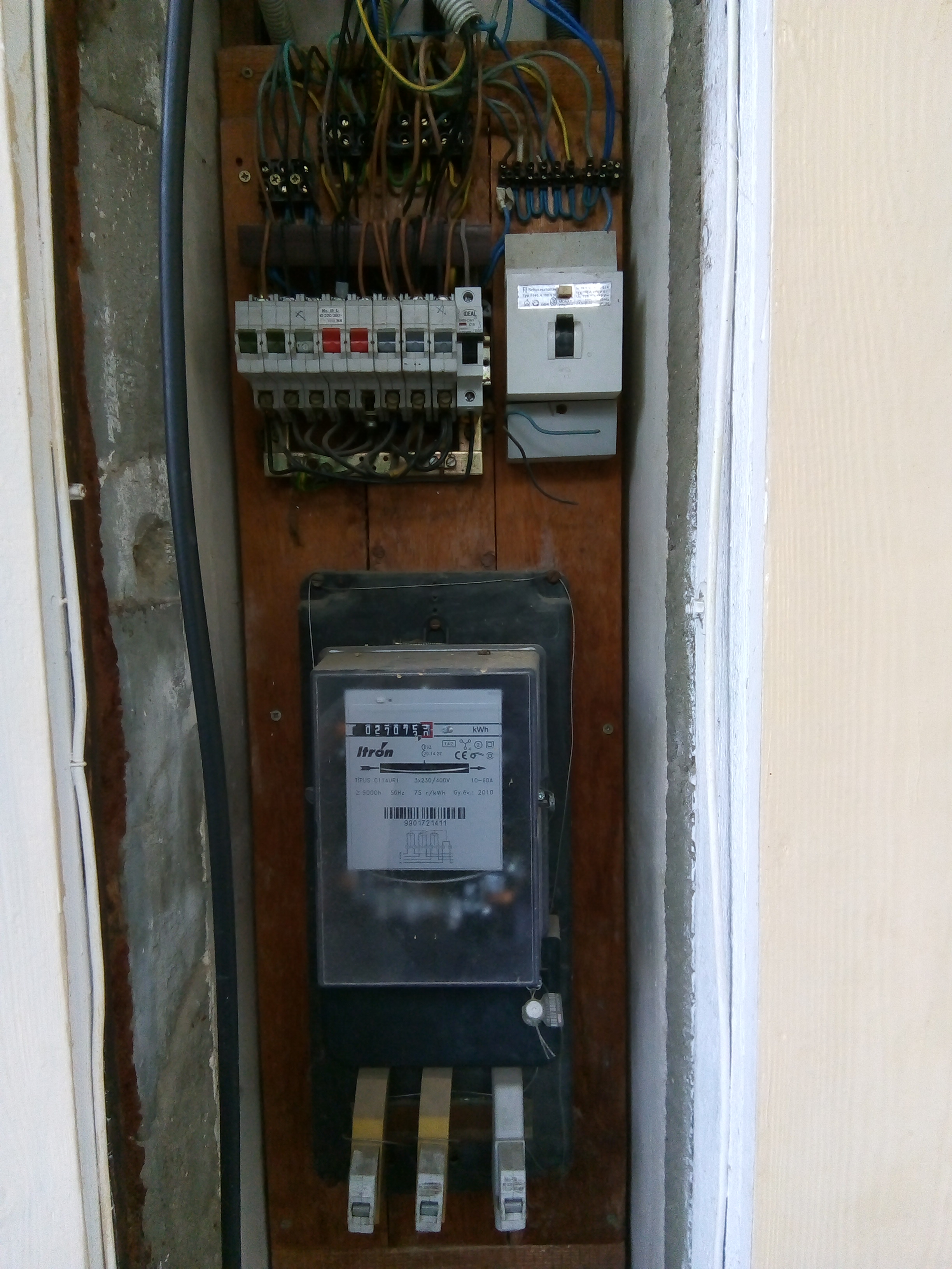 Remetehegyi út elosztó felújítás - 1 - A RÉGI AJTÓ NÉLKÜLI SZEKRÉNY ÉS ELAVULT TARTALMA